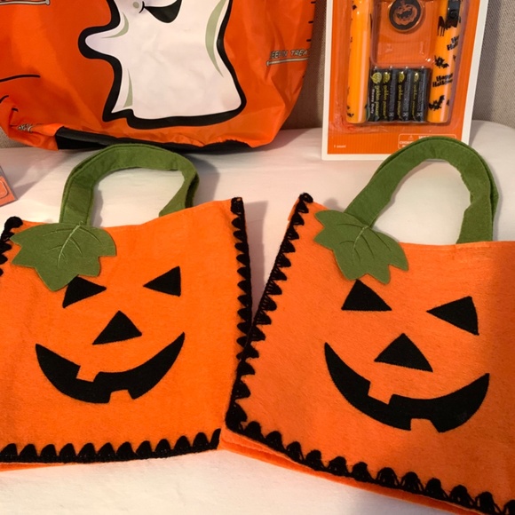 Halloween Flashlights & Fun Party Accessories - Picture 4 of 15
